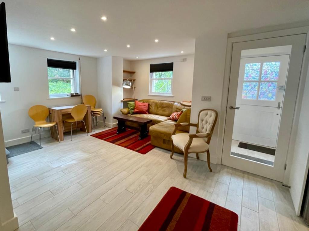 Vernon Place Town Centre, Vernon Cottage 3-Bed With Parking, 1A Vernon Court 2-Bed With Parking, 1B Studio No Parking, Off The High Street Next To Sandford Park Cheltenham Exterior foto