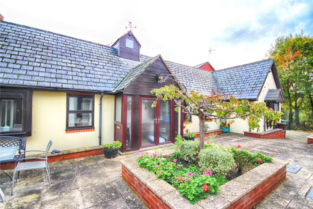 Vernon Place Town Centre, Vernon Cottage 3-Bed With Parking, 1A Vernon Court 2-Bed With Parking, 1B Studio No Parking, Off The High Street Next To Sandford Park Cheltenham Exterior foto