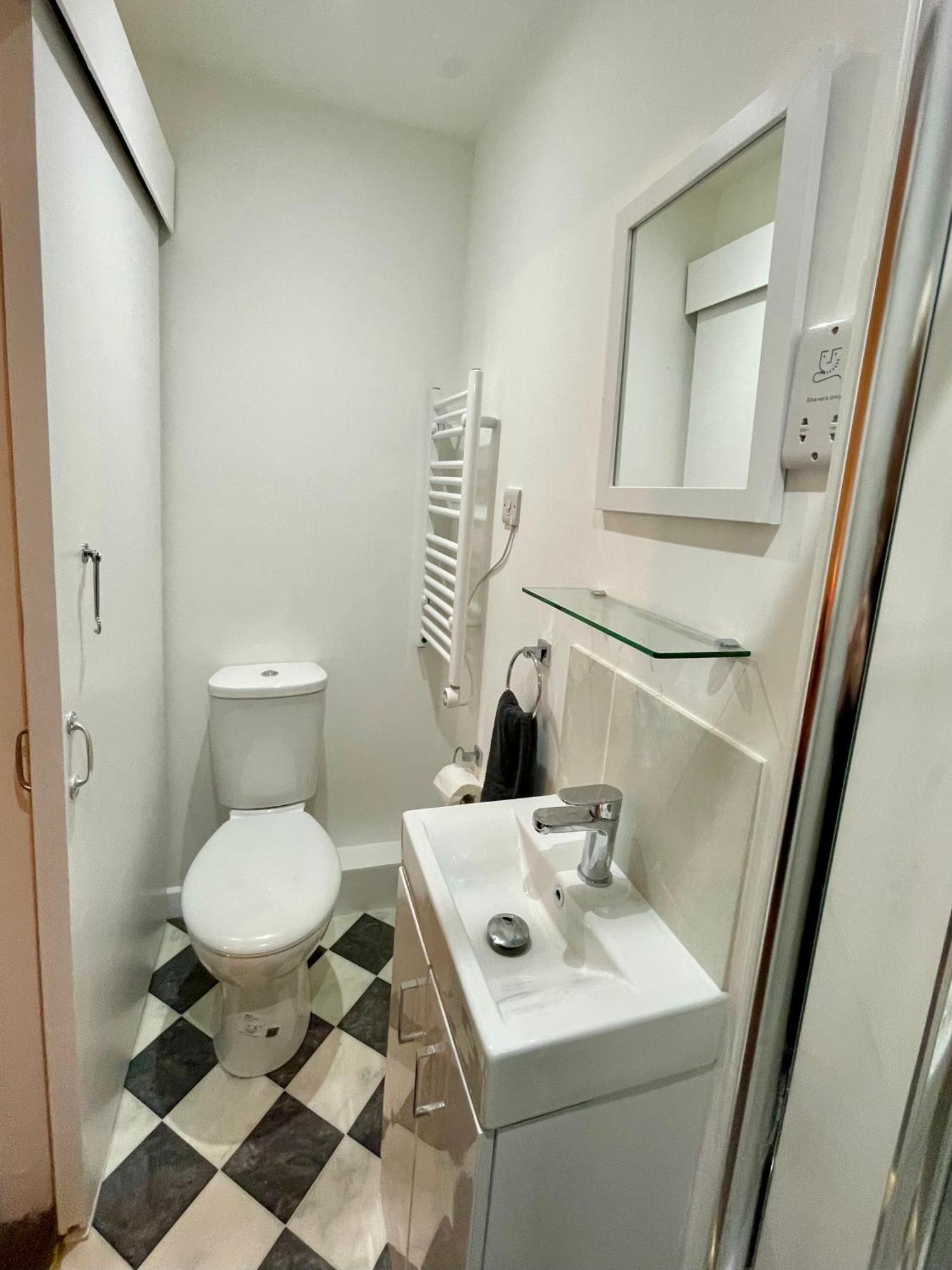 Vernon Place Town Centre, Vernon Cottage 3-Bed With Parking, 1A Vernon Court 2-Bed With Parking, 1B Studio No Parking, Off The High Street Next To Sandford Park Cheltenham Exterior foto