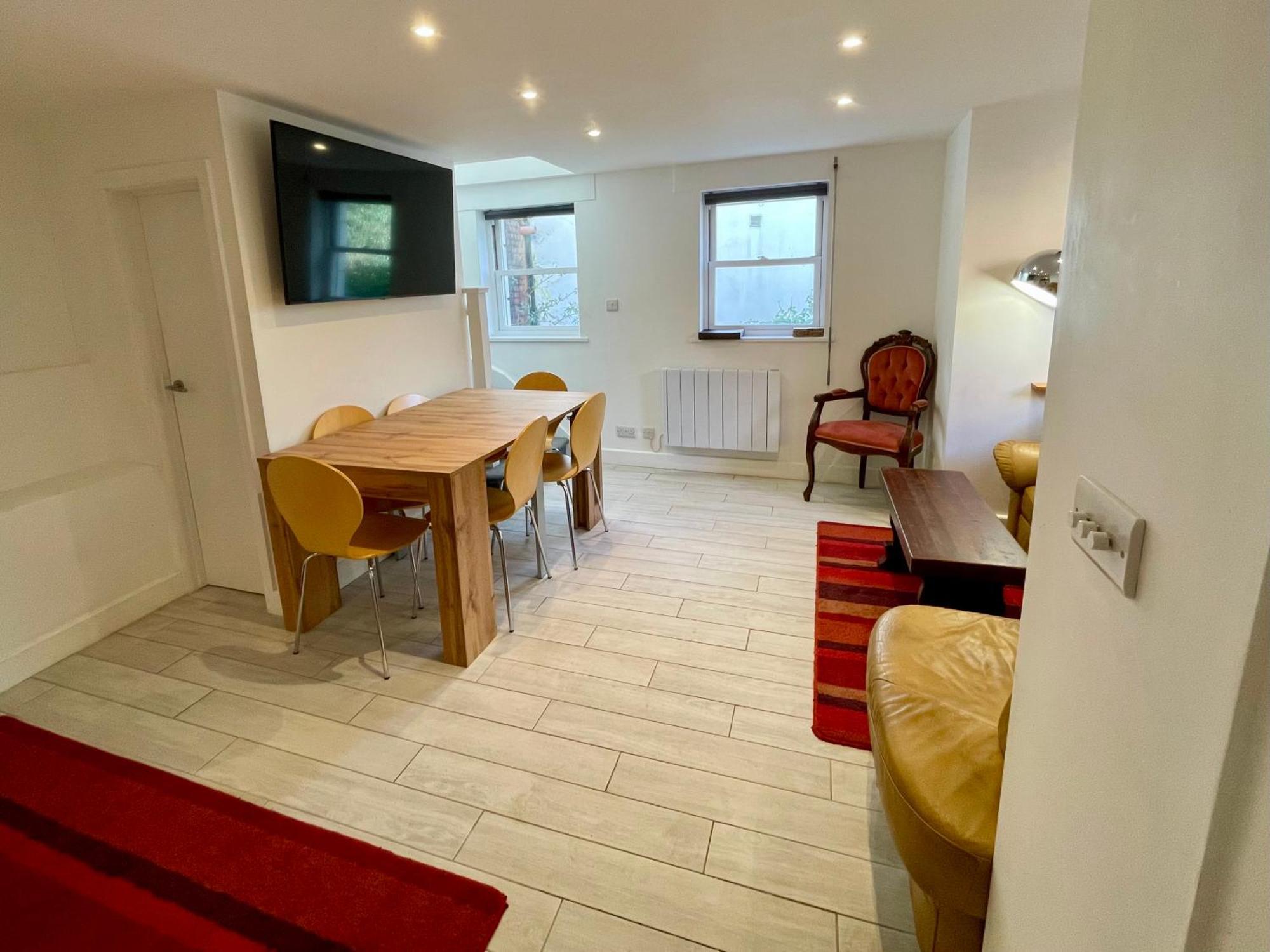 Vernon Place Town Centre, Vernon Cottage 3-Bed With Parking, 1A Vernon Court 2-Bed With Parking, 1B Studio No Parking, Off The High Street Next To Sandford Park Cheltenham Exterior foto